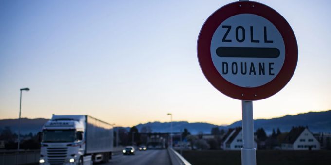 Ein Schild mit der Aufschrift «Zoll» an der Grenze zwischen der Schweiz und Österreich. (Symbolbild) Grenze Österreich