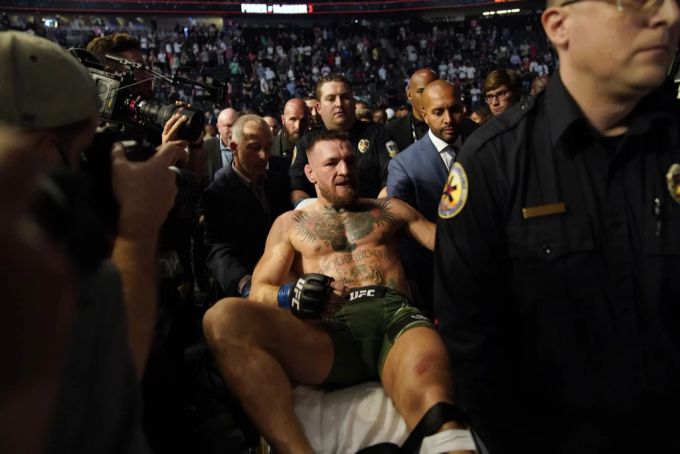 Conor McGregor brach sich im Kampf gegen Poirier das Schienbein. Conor McGregor