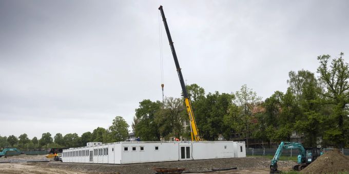 Container werden für das Dorf für ukrainische Geflüchtete auf dem Berner Viererfeld installiert (KEYSTONE/Peter Klaunzer) containerdorf