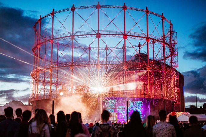 Weniger Natur, aber mehr Industriechic bekommen Musikfans im August beim «Flow Festival» in Helsinki. Struktur Licht Metall Menschen Konzert Abend