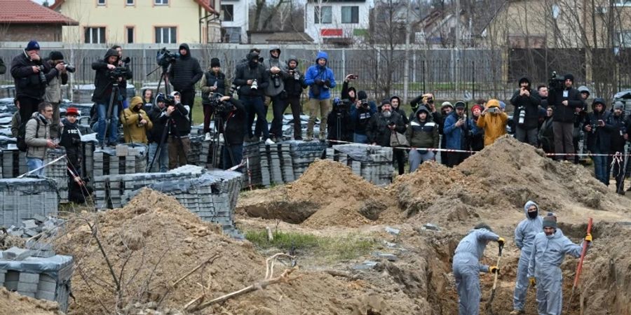 Journalisten beobachten Exhumierung von Massengrab in Butscha