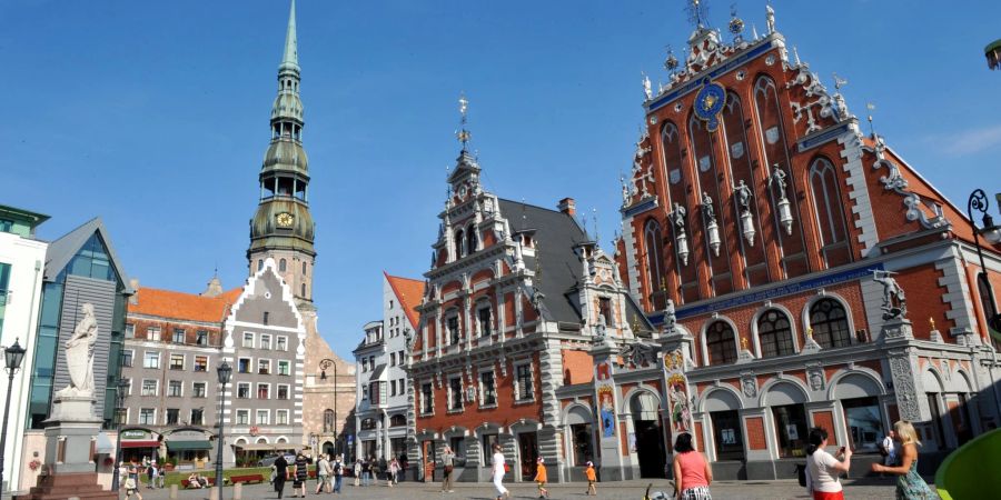 Das Schwarzhäupterhaus (r.) und die Petrikirche (l.) auf dem Rathausplatz der lettischen Hauptstadt Riga.