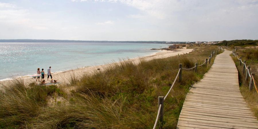 Rettungsschwimmer haben am Strand von Migjorn einen ertrunkenen Deutschen aus dem Wasser gezogen.