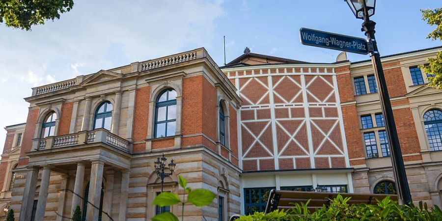 ARCHIV - Wolken ziehen über das Bayreuther Festspielhaus. Kurz vor dem Start überschatten Sexismusvorwürfe die Bayreuther Festspiele. Foto: Nicolas Armer/dpa