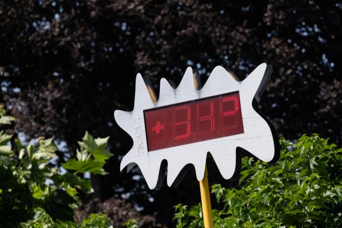 Ein Thermometer in Lugano TI zeigt 34 Grad an. hitze tessin