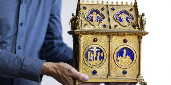 Der niederländische Kunstdetektiv Arthur Brand hält die Reliquie mit dem «Blut Christi» drin in den Händen.
