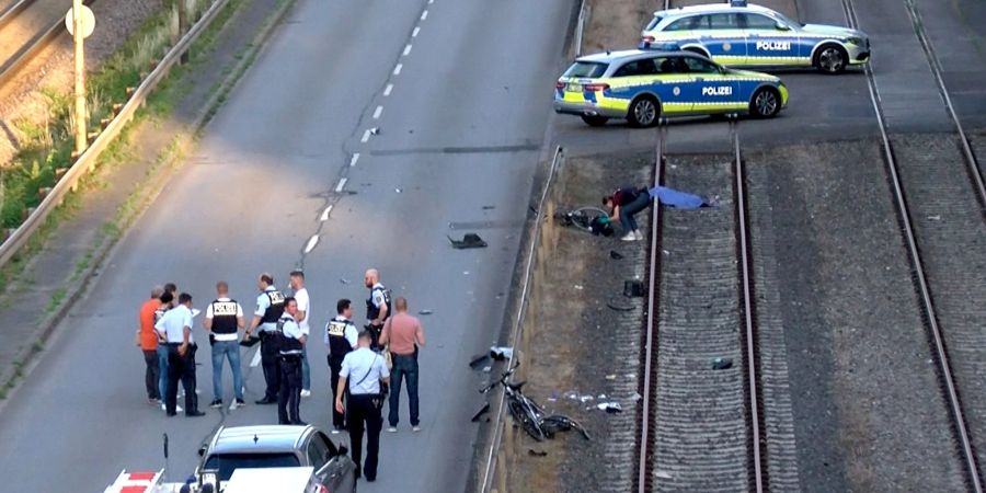 Einsatzkräfte der Polizei untersuchen den Tatort auf der Rhenaniastrasse.