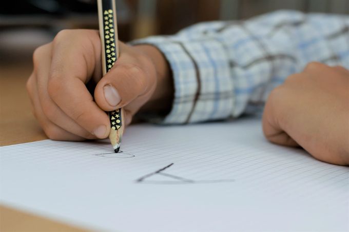 Gute und flüssige Handschrift ist oft schlicht eine Frage der Praxis. Handschrift Hand Junge a A Stift