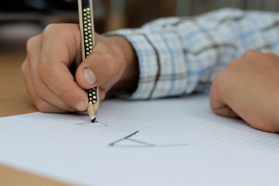 Handschrift Hand Junge a A Stift