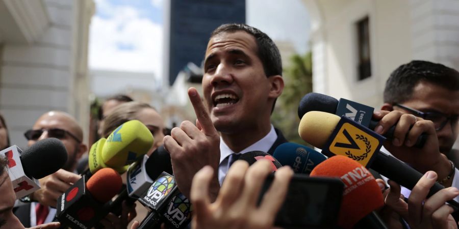 Der venezolanische Oppositionsführer Juan Guaido wurde körperlich angegriffen. Wer steckt dahinter?