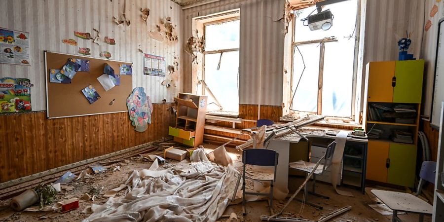 Ein Klassenzimmer in der Region Saporischschja im Südosten der Ukraine ist durch russischen Beschuss zerstört. Foto: -/Ukrinform/dpa