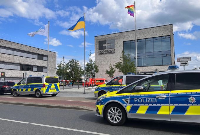 Einsatzfahrzeuge der Polizei stehen vor dem Gebäude der Hochschule Hamm-Lippstadt. (Festim Beqiri/TV7NEWS/dpa) Hamm