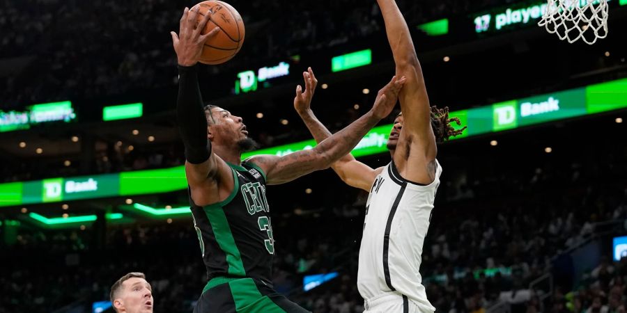 Marcus Smart (l) setzte sich mit den Boston Celtics gegen Nic Claxton und die Brooklyn Nets durch.