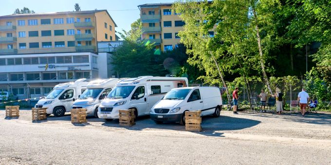Wohnmobile auf dem Areal Bach.