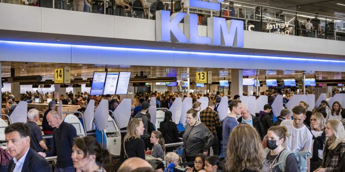 Am Samstag verursachte ein spontaner Streik des Personals in der Gepäckabfertigung der KLM lange Schlangen. EPA/Ramon van Flymen streik