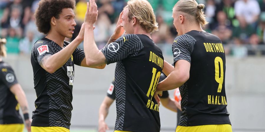 Dortmunds Torschütze Julian Brandt (M) jubelt mit seinen Kollegen Axel Witsel (l) und Erling Haaland über seinen Treffer.