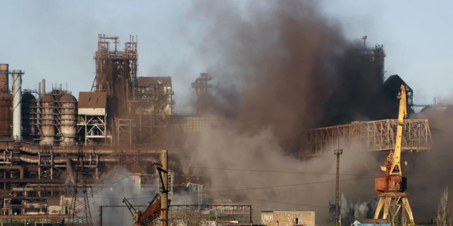 Rauch steigt während des Beschusses aus dem Stahlwerk Azovstal in Mariupol auf. Foto: Alexei Alexandrov/AP/dpa