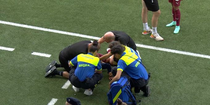 Élodie Nakkach von Servette Chenôis wird am Spielfeldrand gepflegt. FC Zürich