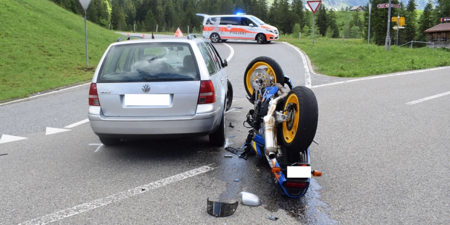 Hundwil: Personenwagen kollidiert mit Motorrad