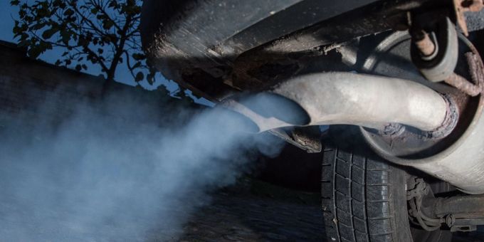 Der Auspuff an einem Dieselfahrzeug stösst Abgase aus. Der Auspuff an einem Dieselfahrzeug stösst Abgase aus.