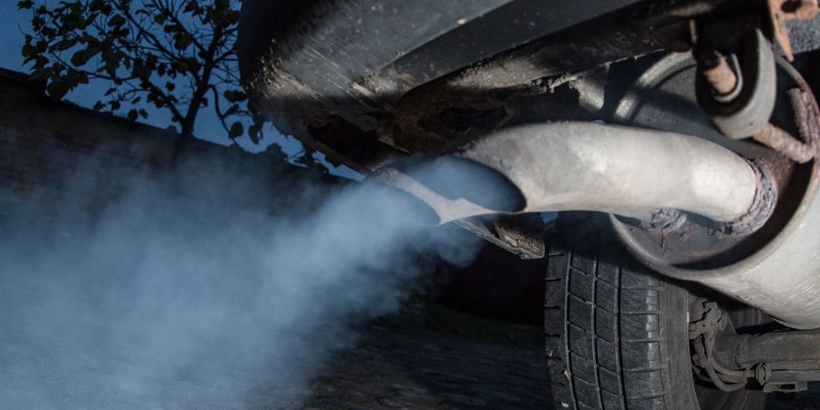 Der Auspuff an einem Dieselfahrzeug stösst Abgase aus.