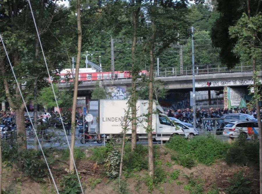 Zahlreiche Rocker haben sich deshalb in Bern auf der Schützenmatte versammelt.