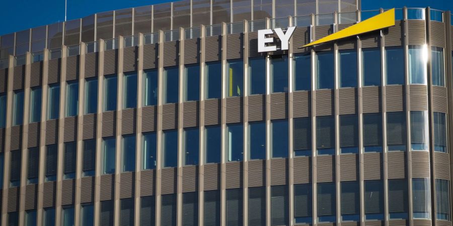 Das Logo des Wirtschaftsprüfungs- und Beratungsunternehmens Ernst & Young (EY) an der obersten Etage des Hochhauses in Berlin.