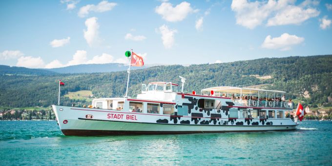 Balsam für die Seele: Die Schiffrundfahrt auf dem Bielersee führt euch in eine der malerischsten Regionen des Kantons Bern. Ausflüge Schweiz Kinder