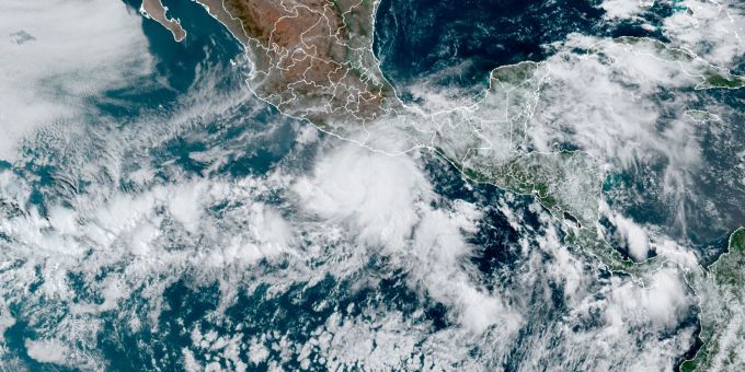 Dieses von der NOAA zur Verfügung gestellte Satellitenbild zeigt den Hurrikan «Agatha» (M) vor der Pazifikküste Mexikos. Mexiko