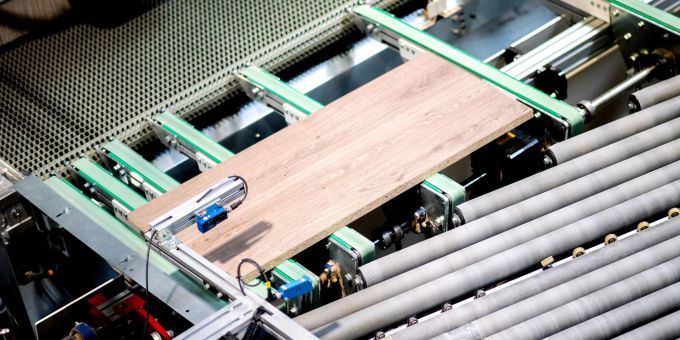 Holzplatten werden automatisch zugeschnitten. Holzplatten werden automatisch zugeschnitten.