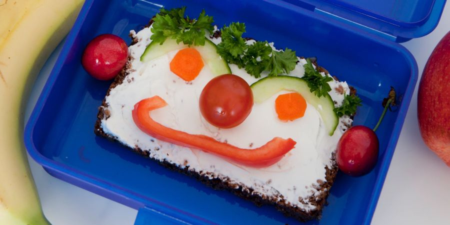 Znünibox Gemüsegesicht Brot Tomate