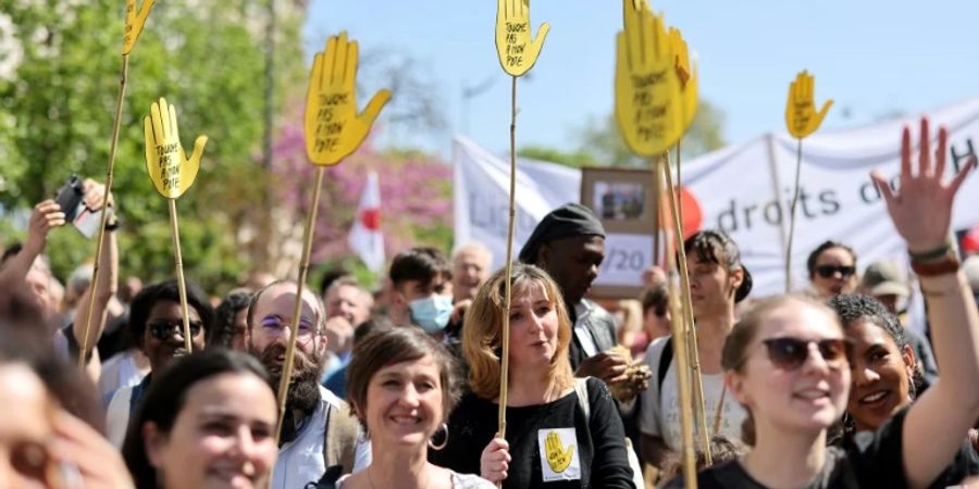Manifestants brandissant des pancartes «Touche pas à mon pote», lors d'un rassemblement à Paris le 16 avril 2022 pour dénoncer l'extrême droite