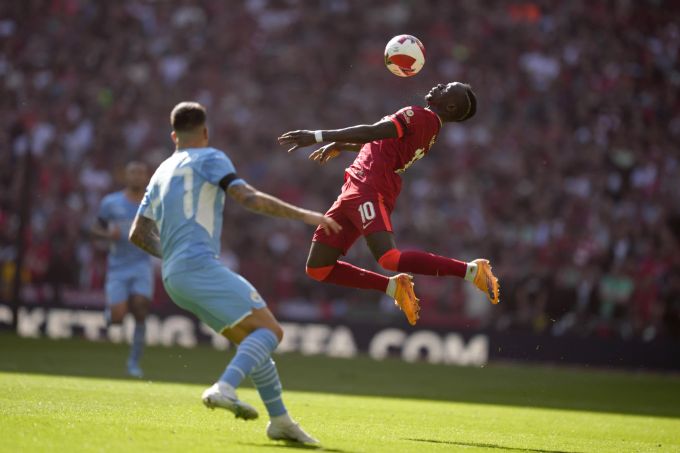 Sadio Mane (FC Liverpool) gegen Joao Cancelo (Manchester City) im Halbfinal des FA-Cups. Manchester City FC Liverpool
