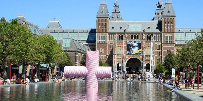 Das Amsterdamer Rijksmuseum zeigt ab 1. Juli die aller-grössten Werke seiner Sammlung. Prunkstück ist ein um 1850 angefertigtes Panorama, das die Landschaften der Schweiz, Italiens und Österreichs darstellt. Das Amsterdamer Rijksmuseum zeigt ab 1. Juli die aller-grössten Werke seiner Sammlung. Prunkstück ist ein um 1850 angefertigtes Panorama, das die Landschaften der Schweiz, Italiens und Österreichs darstellt.