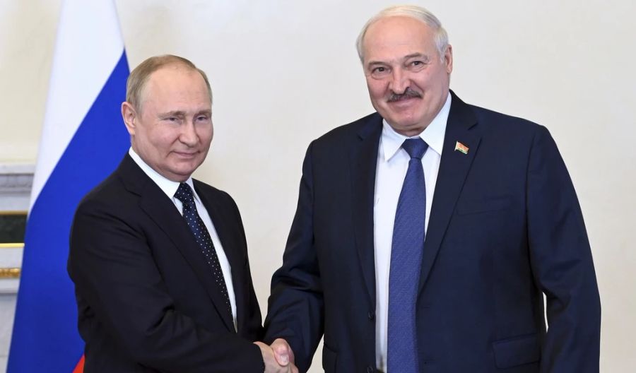 Ein Eintritt von Belarus in den Ukraine-Krieg ist aktuell dennoch unwahrscheinlich. Hier Belarus-Präsident Alexander Lukaschenko (r.) mit Wladimir Putin.