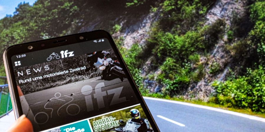 Finden Motorradfahrer auf der Strecke gefährliche Stellen wie Schlaglöcher oder Splitt, können sie das per App melden.