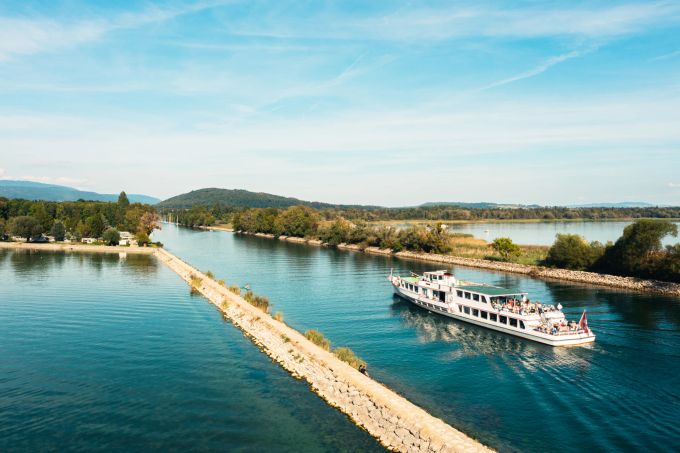 Herrlich: Die Fahrt vom Bieler- in den Neuenburgersee durch den Zihlkanal mit Blick auf die Alpen im Süden und den Jura im Norden. sdf