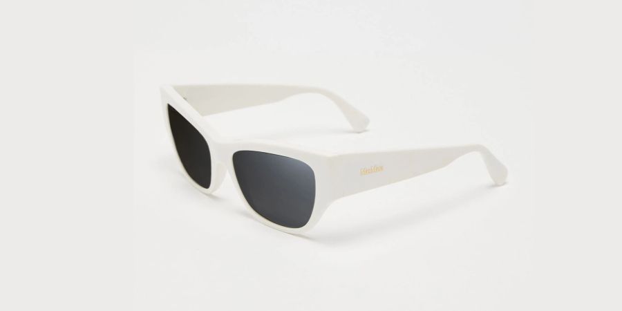 Auch diese Trend-Sonnenbrille mit weissem Rahmen fällt auf - ein Beispiel von Max Mara Eyewear (ca. 150 Euro).