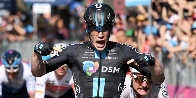 Alberto Dainese jubelt über den Etappensieg. Italy Giro D'Italia