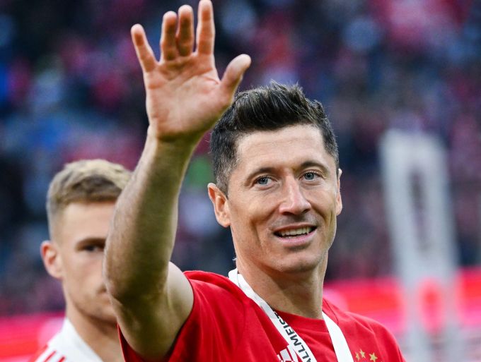 Robert Lewandowski jubelt nach dem Spiel über die Meisterschaft. Der Pole verlässt den FC Bayern München für den FC Barcelona. (Archivbild) bayern münchen