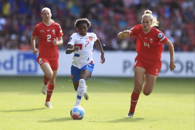 Lineth Beerensteyn (Holland) gegen Rahel Kiwic (Schweizer Nati) an der EURO 2022. Rahel Kiwic Schweizer Nati