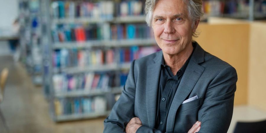 Marketing-Professor Jörg Tropp steht in der Bibliothek der Hochschule in Pforzheim.