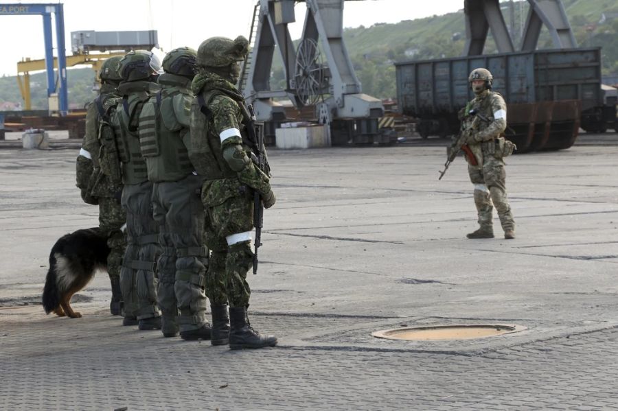 Am Mittwochmorgen wurde die Teilmobilmachung ausgerufen. Im Bild: Russische Soldaten in der im Ukraine-Krieg eingenommenen Hafenstadt Mariupol. (Archiv)