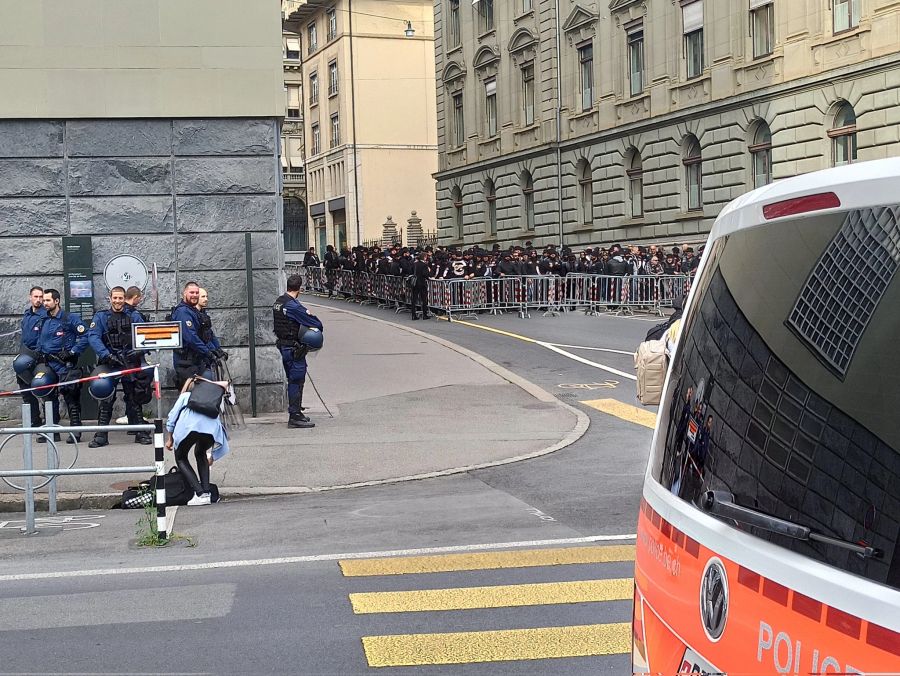 Die rivalisierenden Gruppen wurden durch Absperrungen voneinander getrennt.