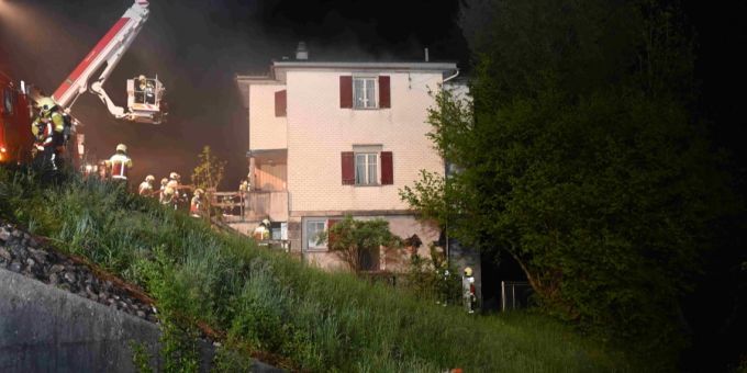 Hausfassade in Brand geraten.