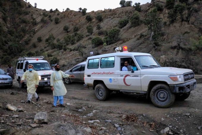 Rettungskräfte sind im Einsatz nach dem Erdbeben. Afghanistan