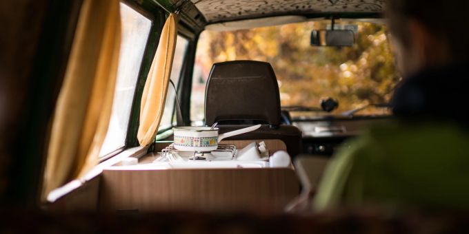 Bei Wind und Wetter ist Gemütlichkeit die beste Option. Gemütlich im Camper.