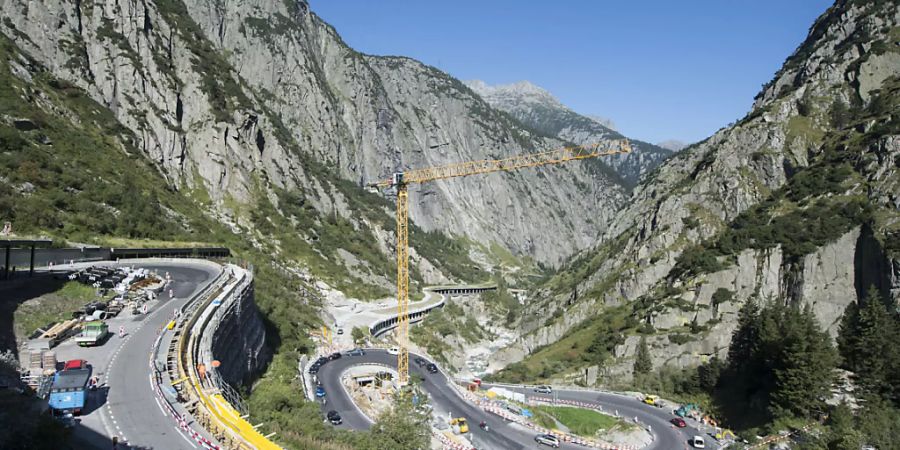 Die kurvenreiche Strasse durch die Schöllenen 2016 während den Sanierungsarbeiten. Dabei wurde auch eine neue Route für Velofahrer und Wanderer geschaffen.
