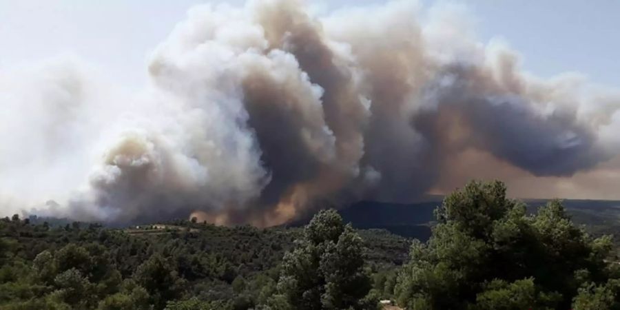 Hitze und heftiger Wind fachen die Flammen weiter an