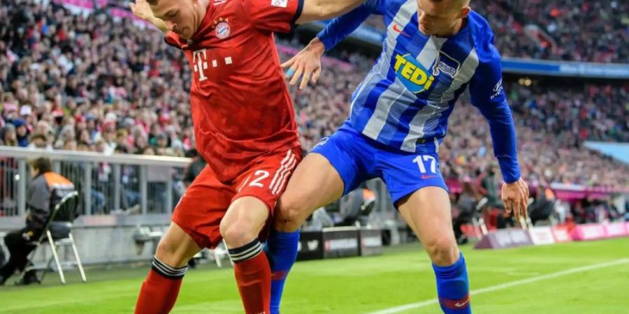 Bayern-Profi Joshua Kimmich (l) im Zweikampf mit Maximilian Mittelstädt von Hertha BSC. Foto: Matthias Balk